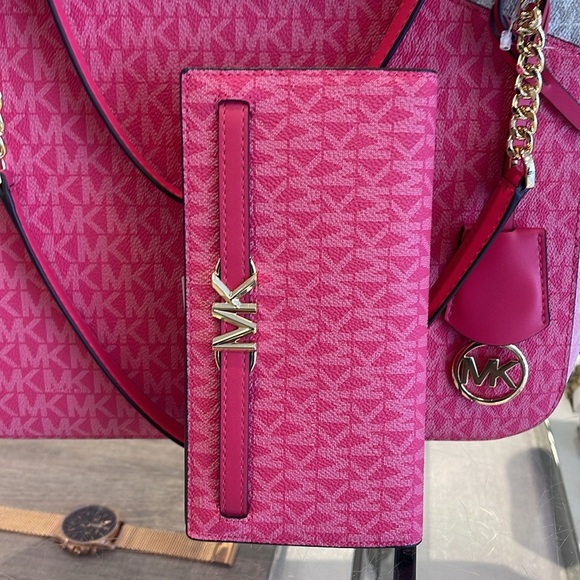 MICHAEL KORS
Reed Large Snap Signature Wallet
Electric Pink 
NWT - Picture 5 of 16